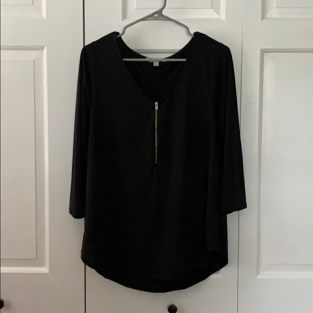 Dark grey/black shirt